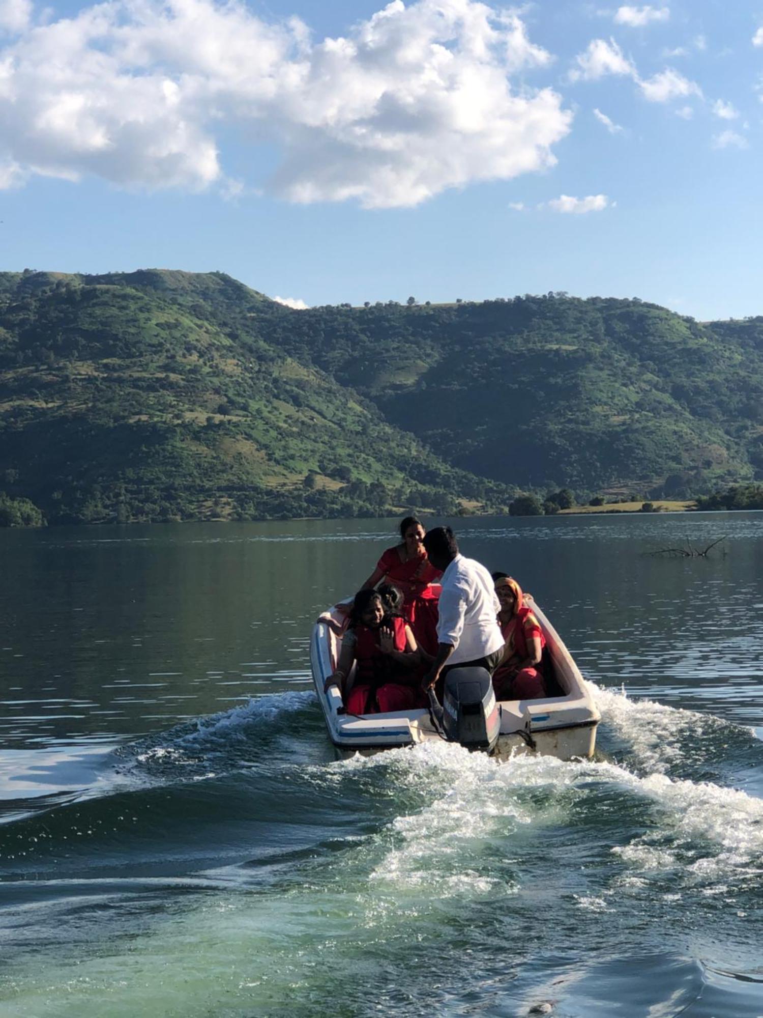 Swiss Lake Resort Лаваса Екстер'єр фото