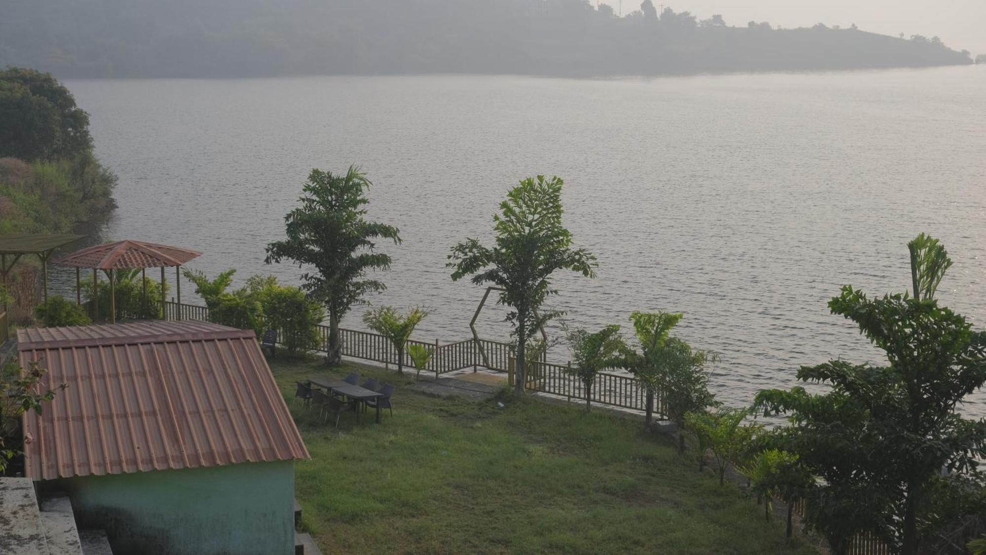 Swiss Lake Resort Лаваса Екстер'єр фото