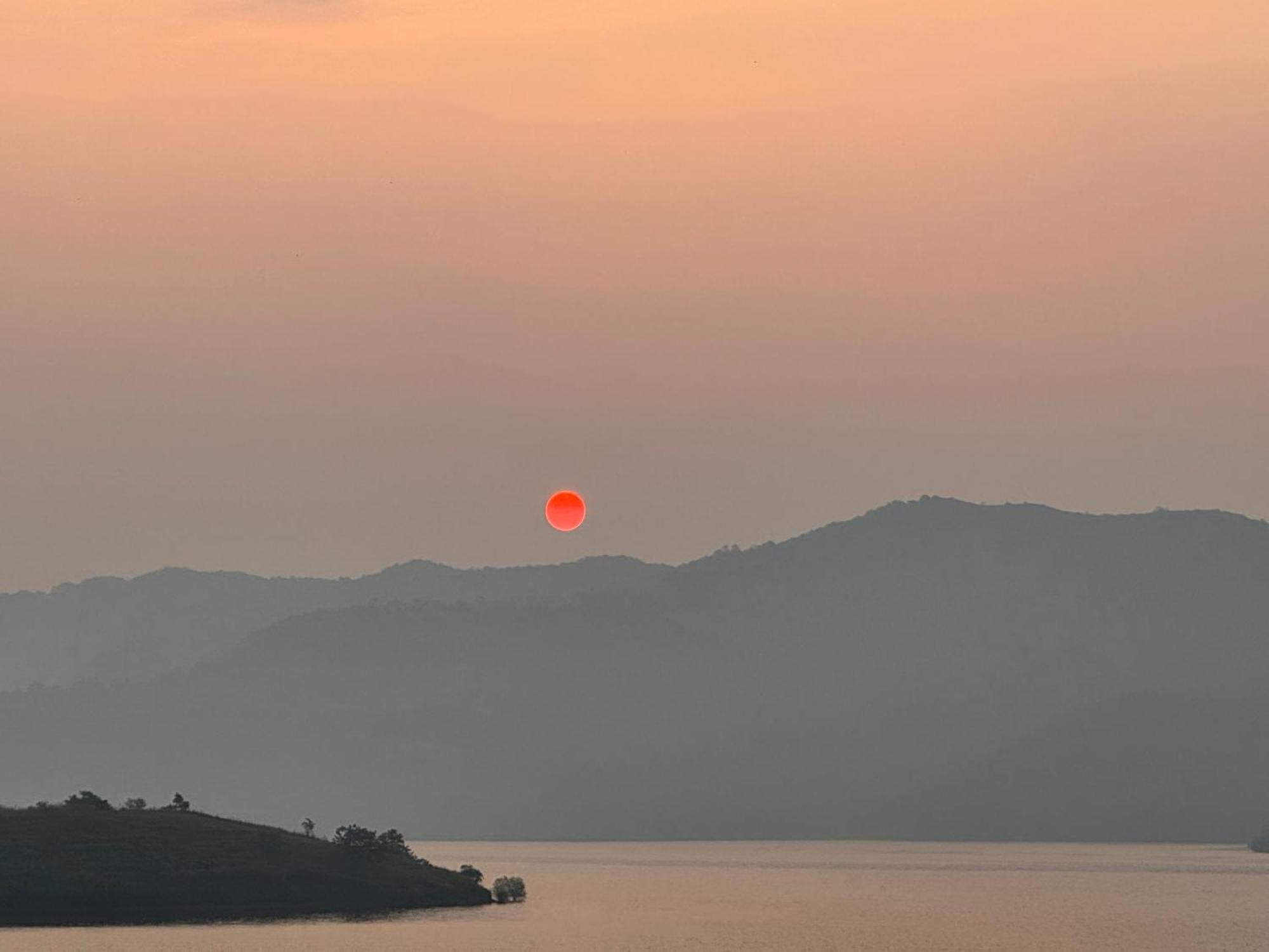 Swiss Lake Resort Лаваса Екстер'єр фото
